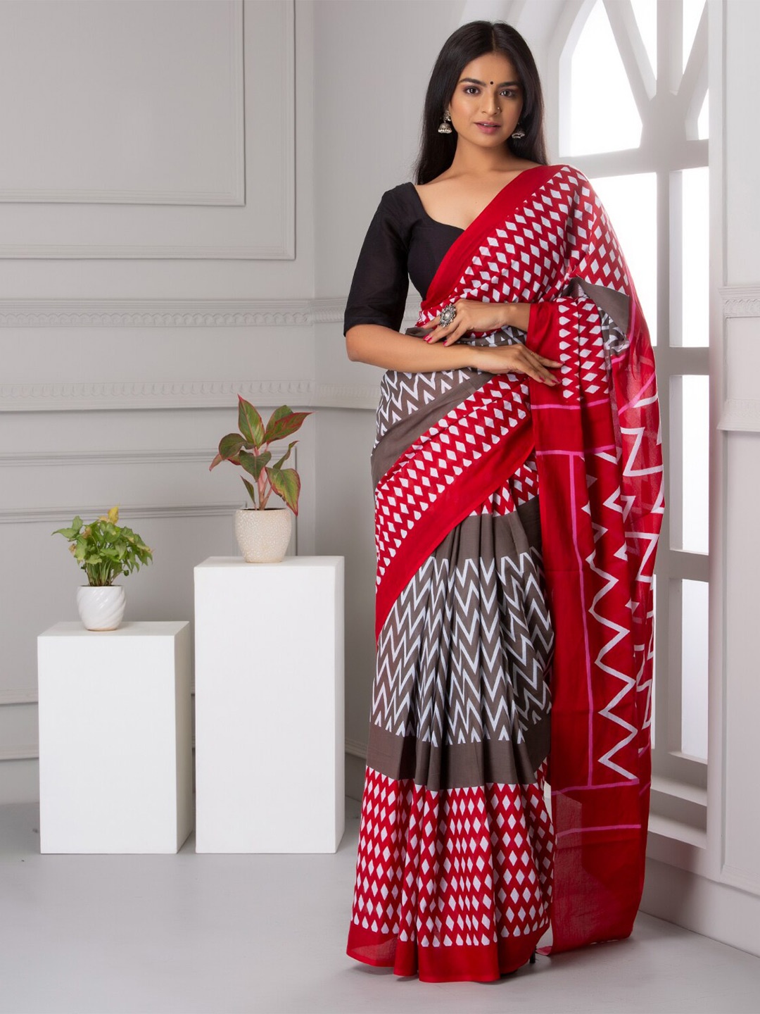 

KALINI Geometric Printed Pure Cotton Saree, Red