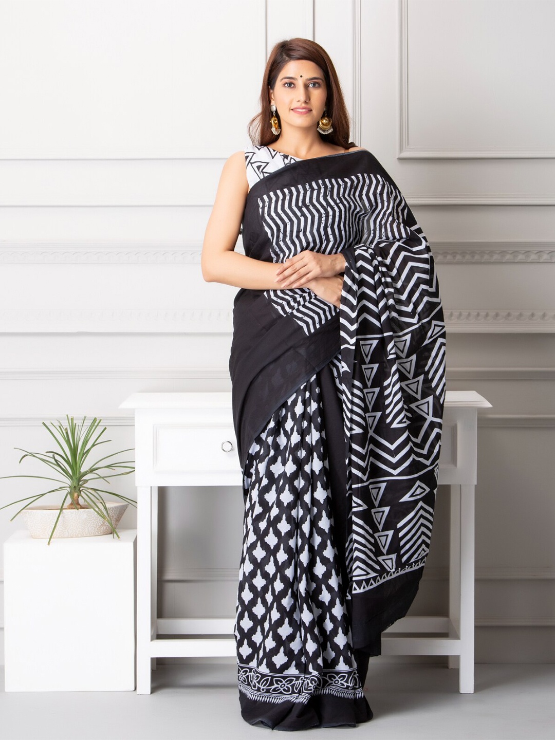 

KALINI Geometric Printed Pure Cotton Saree, Black