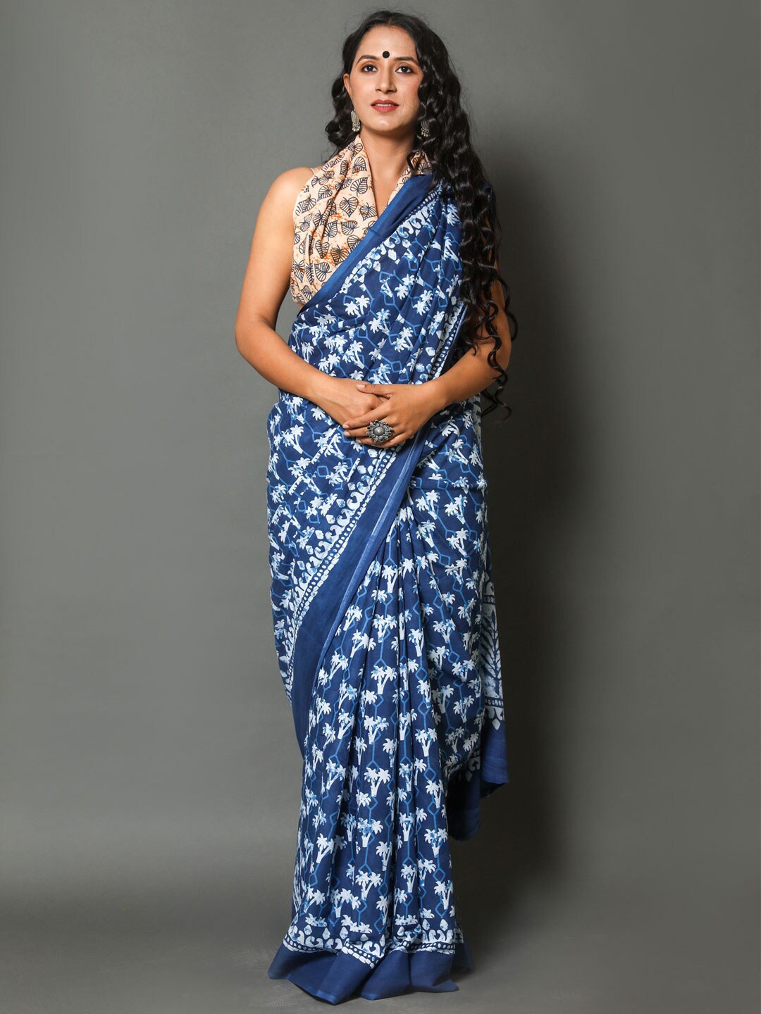 

KALINI Floral Printed Pure Cotton Saree, Navy blue