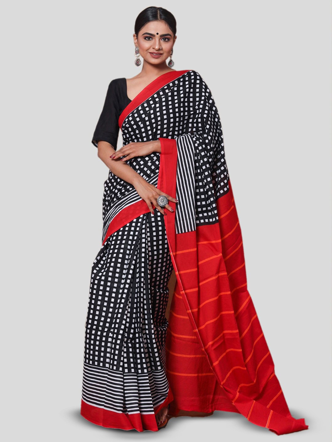

KALINI Geometric Printed Pure Cotton Saree, Black