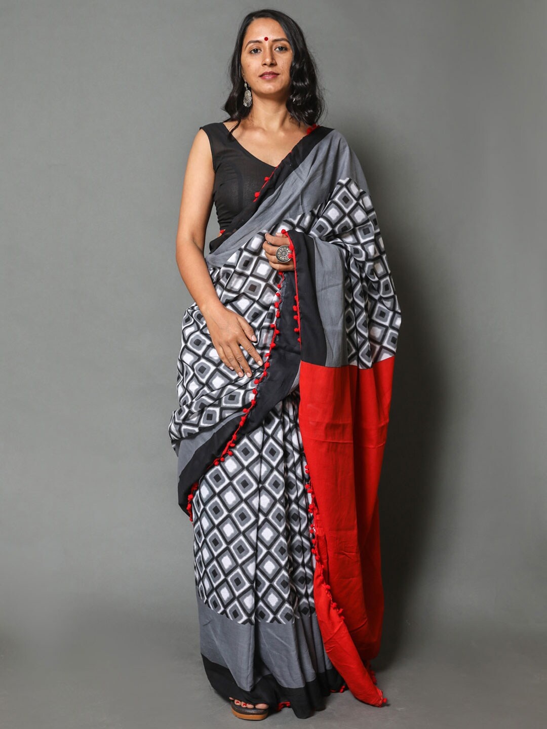 

KALINI Geometric Printed Pure Cotton Saree, Grey