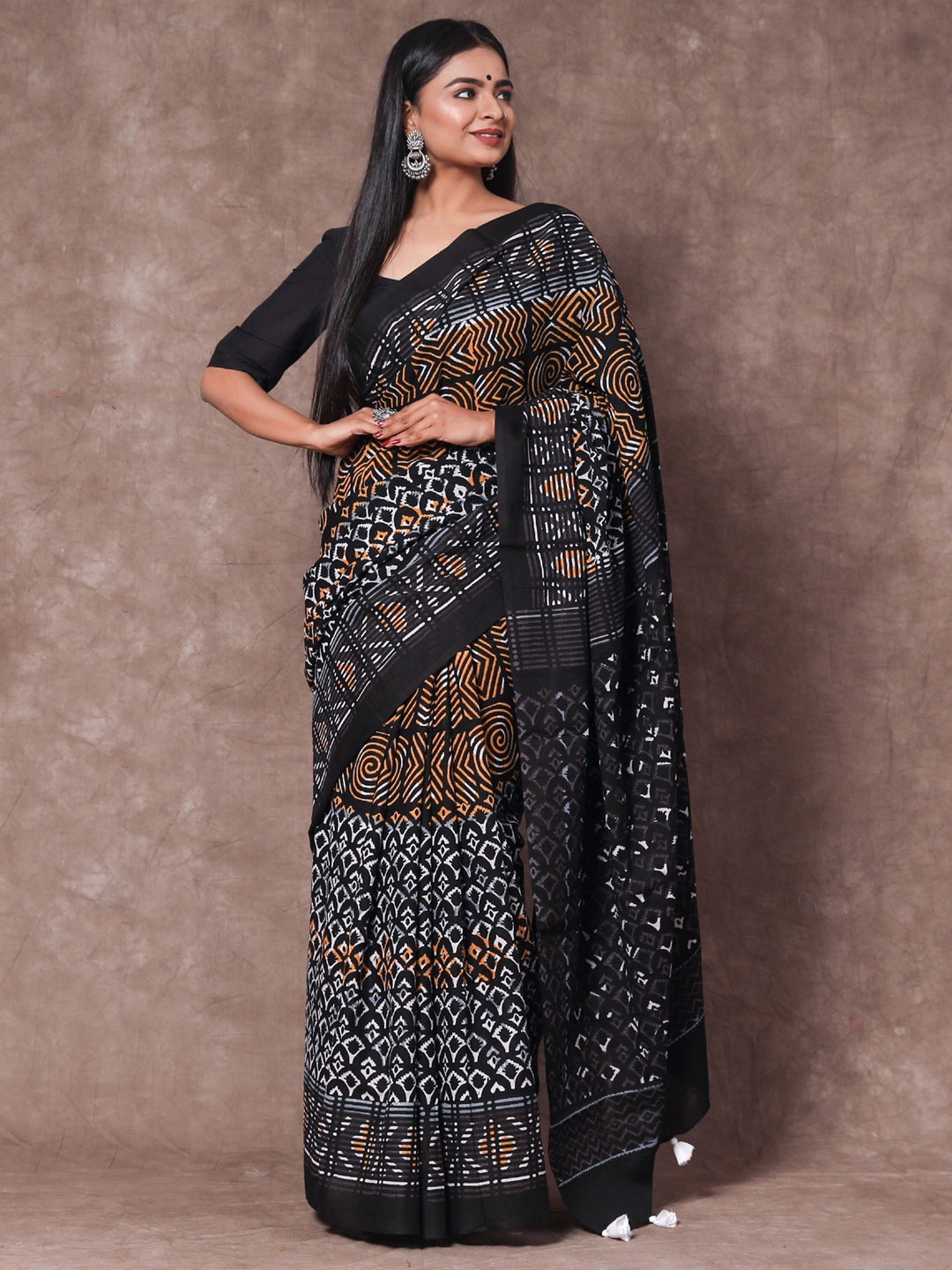 

KALINI Geometric Printed Pure Cotton Saree, Black