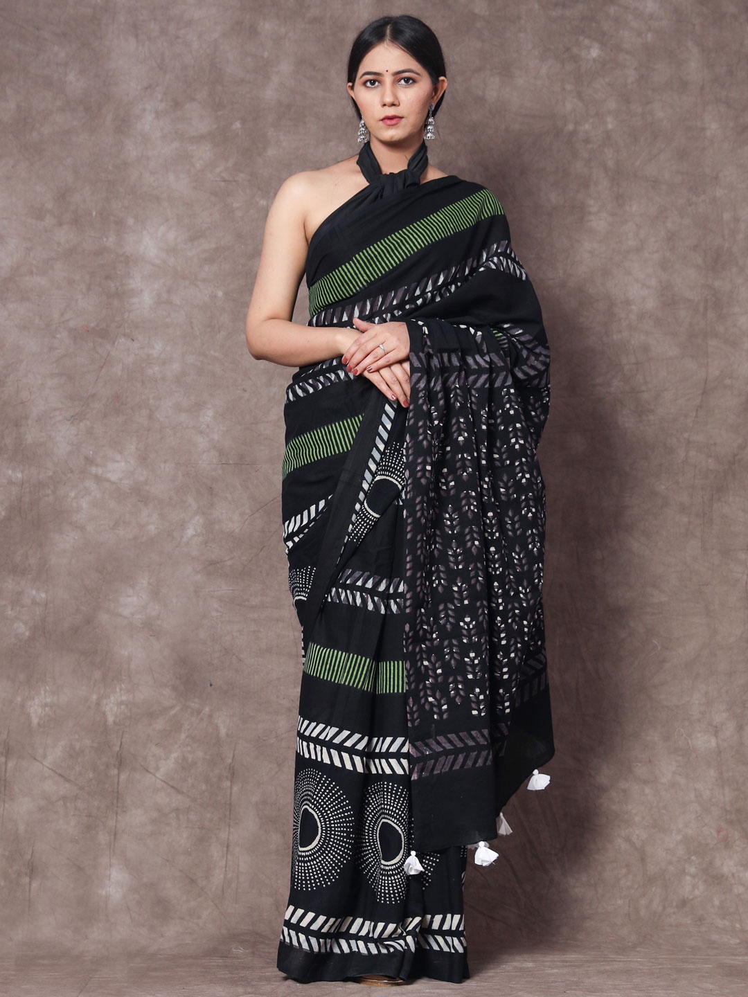 

KALINI Geometric Printed Pure Cotton Saree, Black