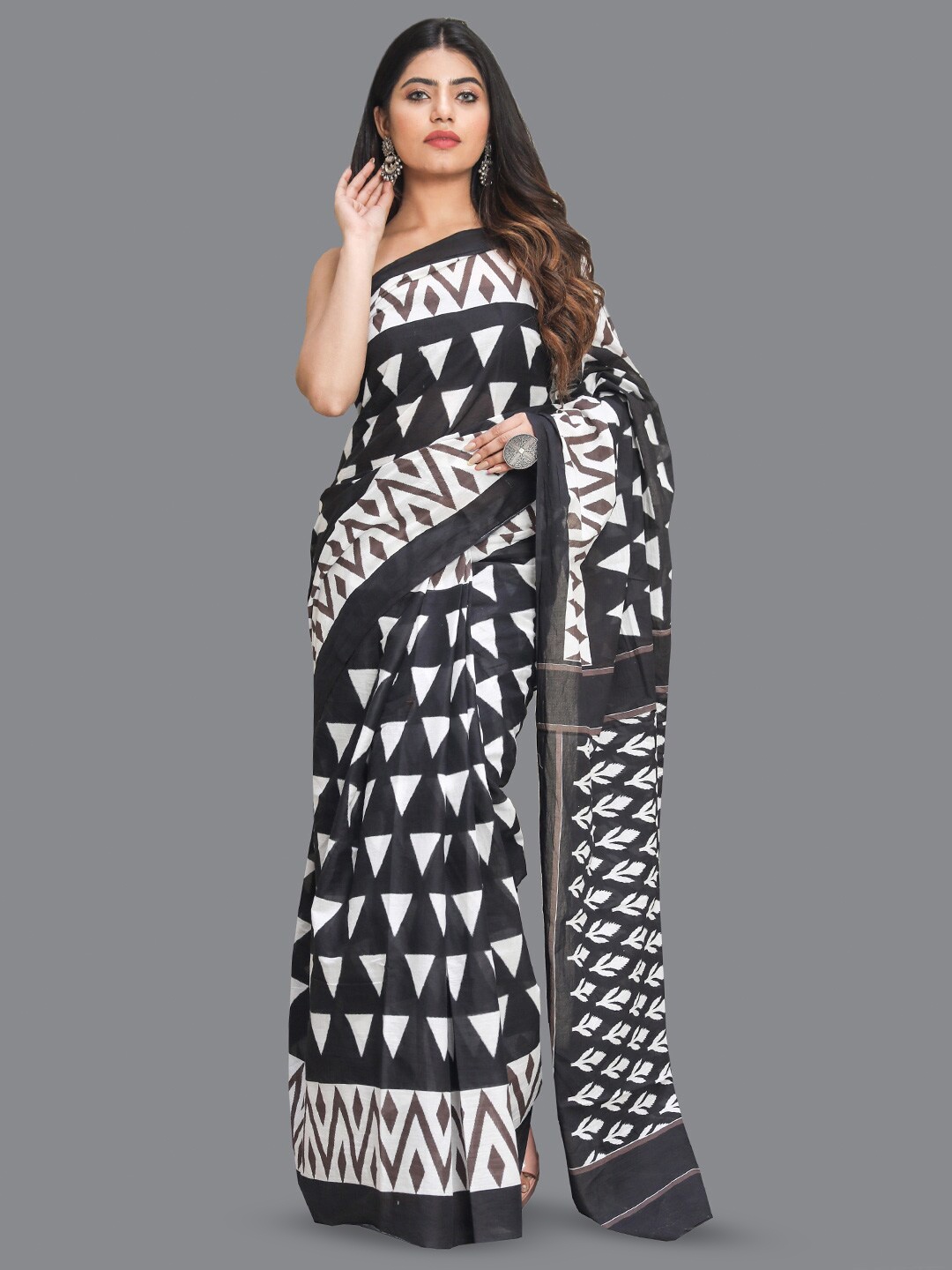 

KALINI Geometric Printed Pure Cotton Saree, Black