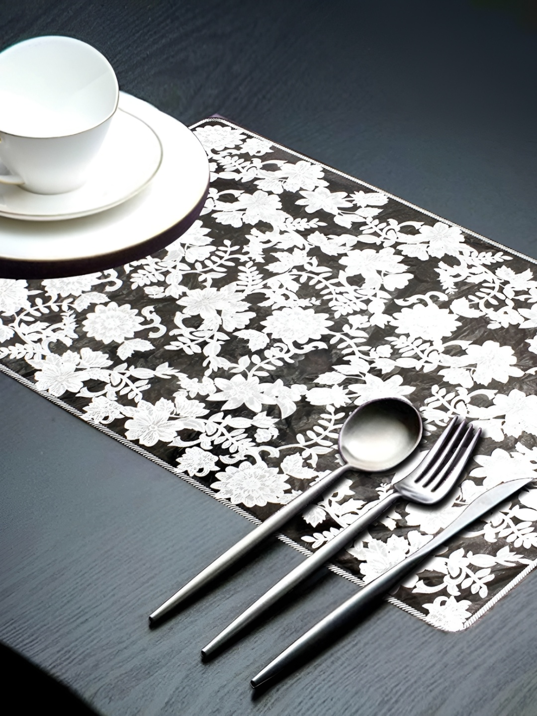 

MONKDECOR White 6 Pieces Floral Rectangle Table Placemats
