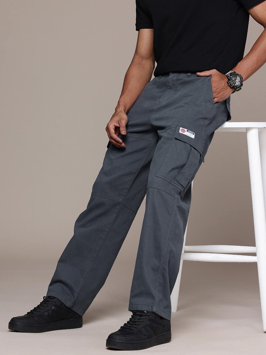 

WROGN Men Oversized Fit Cargos Trousers, Grey