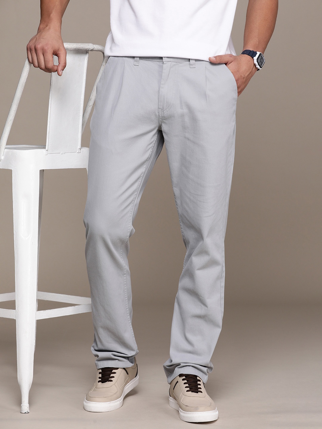 

WROGN Men Solid Pleated Trousers, Grey