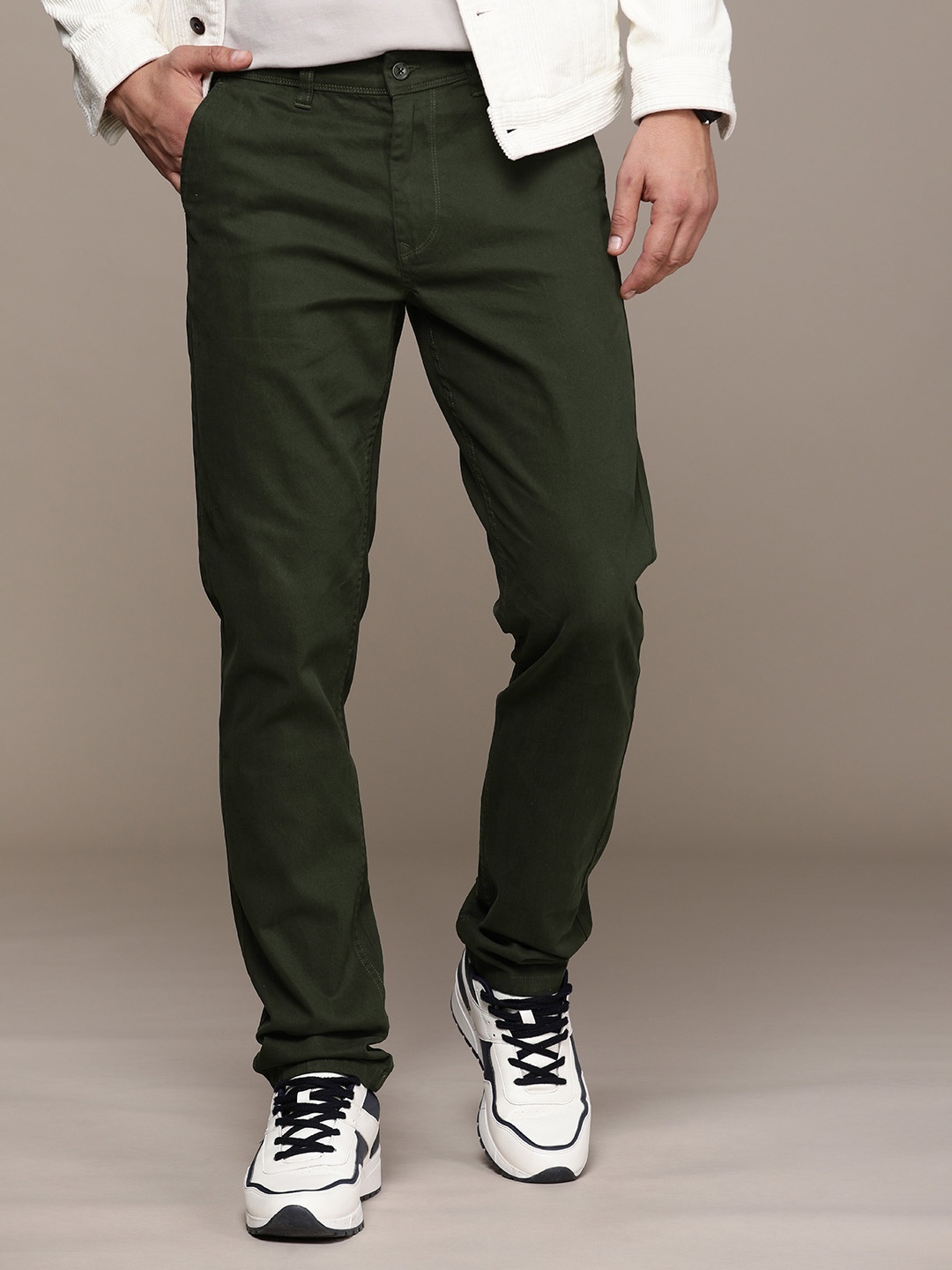 

WROGN Men Solid Slim Fit Chino Trousers, Olive