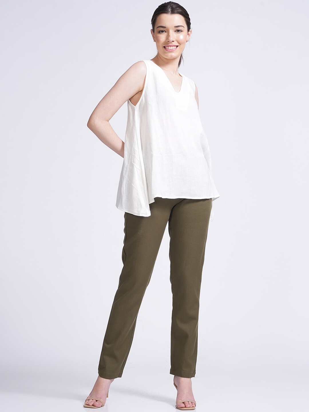 

Saltpetre V-Neck Sleeveless Top With Trousers, Off white