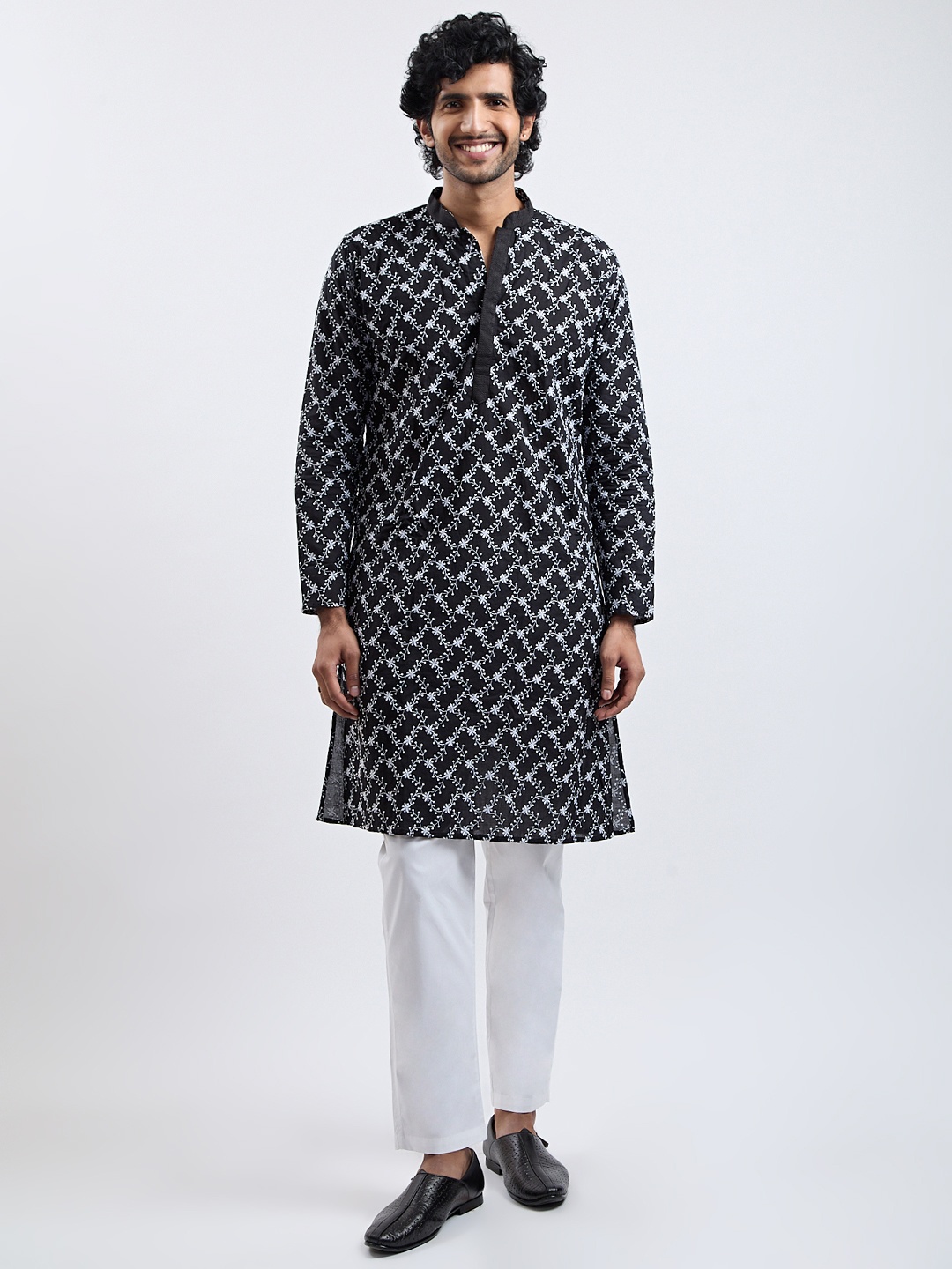 

VASTRAMAY Embroidered Regular Thread Work Kurta with Pyjama, Black