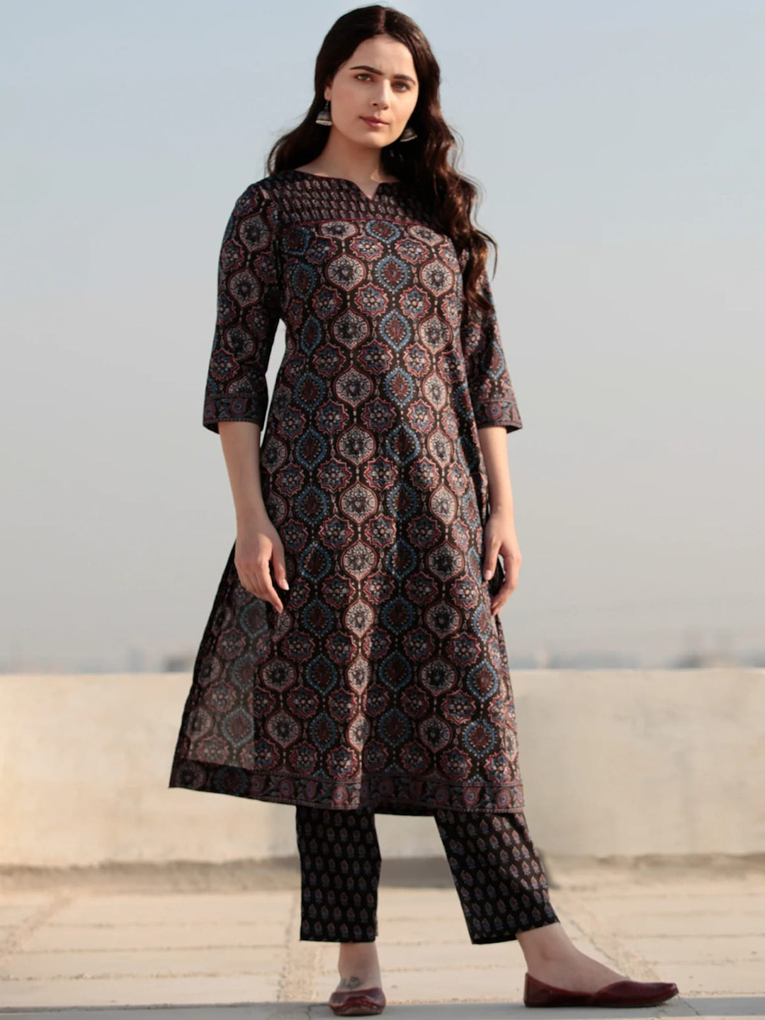 

SWAADHI Ethnic Motifs Printed Regular Kurti with Trousers, Coffee brown