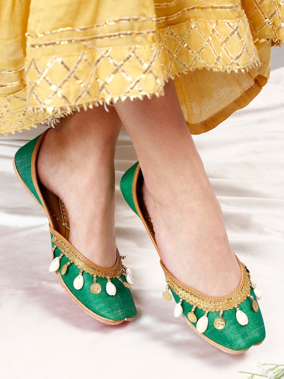 

GLAM STORY Embellished Round Toe Leather Mojaris, Green