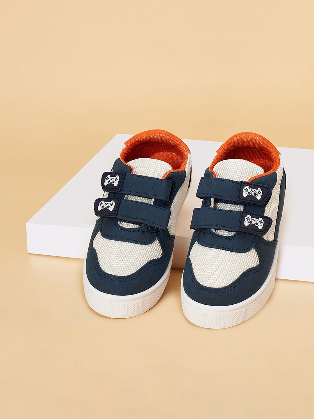 

Pantaloons Junior Boys Perforations Comfort Insole Contrast Sole Sneakers, Navy blue