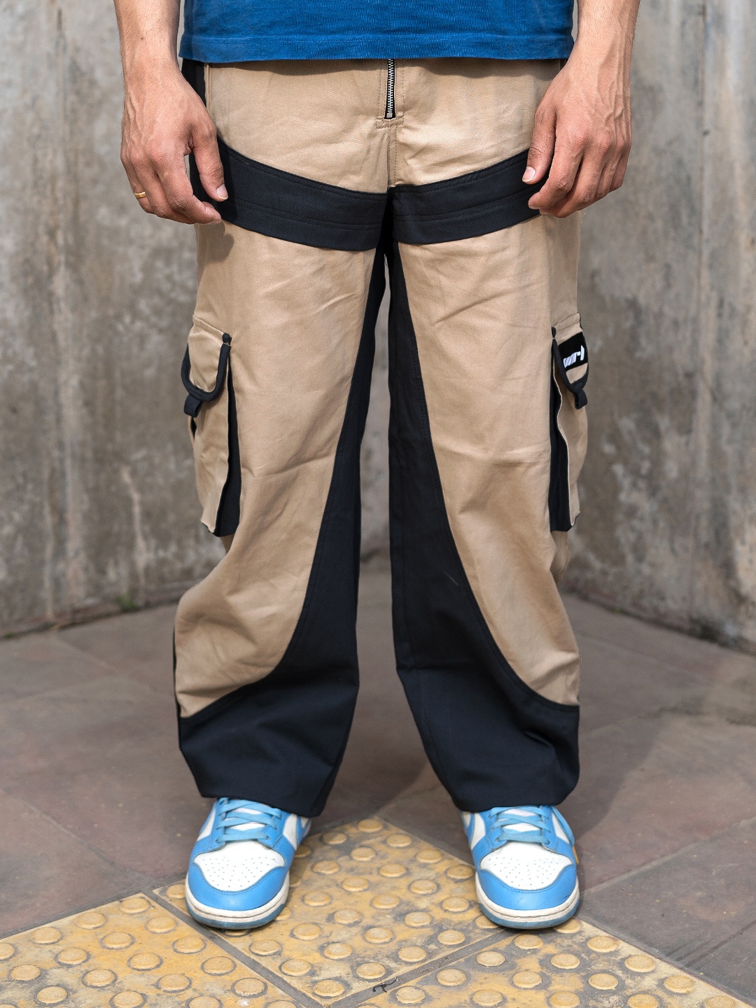 

UNRL Men Colourblocked Pure Cotton Loose Fit Cargos, Khaki