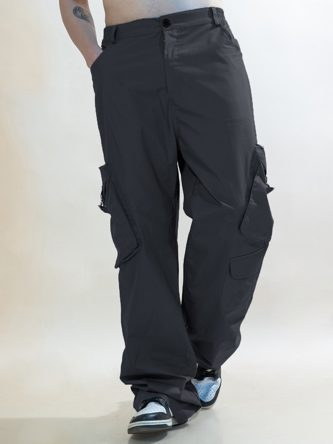 

UNRL Men Loose Fit Pure Cotton Cargos, Charcoal
