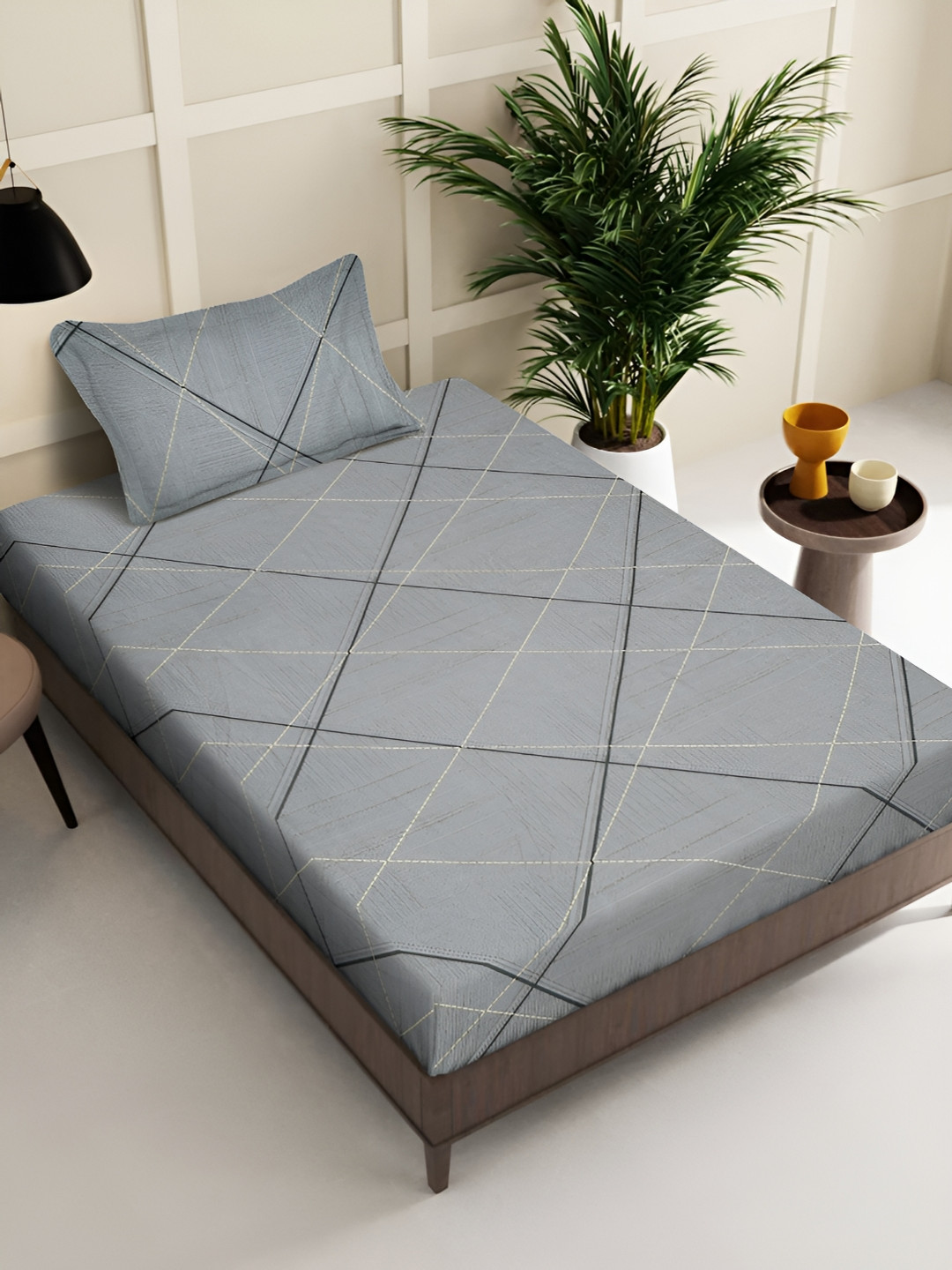 

KLOTTHE Grey & Black Geometric Printed 300 TC Single Bedsheet With Pillow Cover