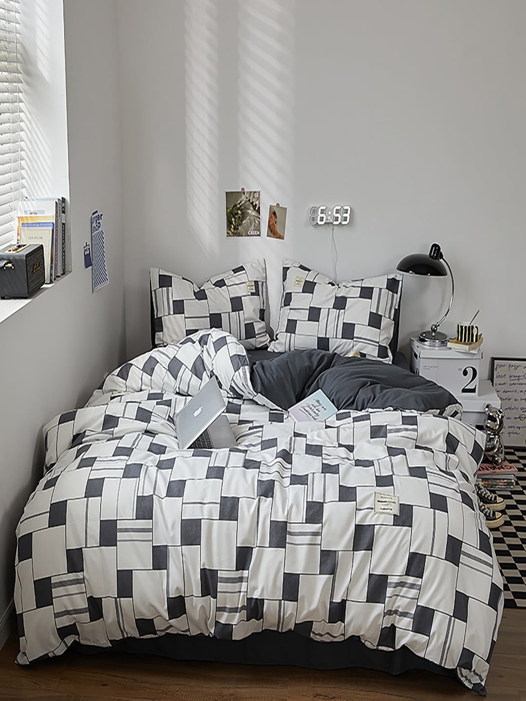 

JC HOME Grey & Black 4 Pieces Geometric Printed Bedding Set