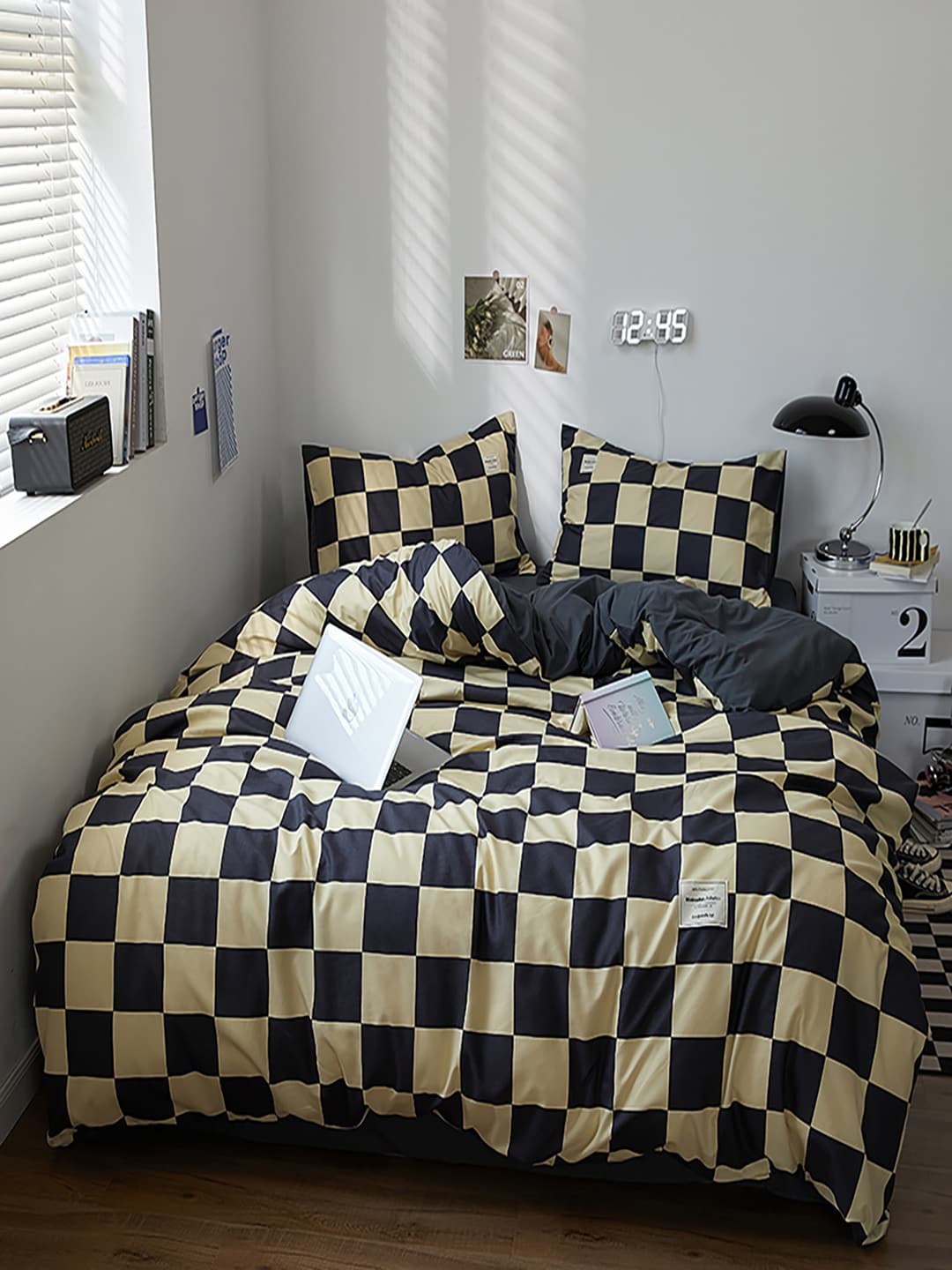

JC HOME Black and Beige Checked Printed Bedding Set