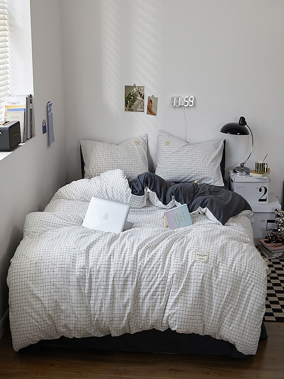 

JC HOME White & Grey 4 Pcs Geometric AC Room Double Extra Large Bedding Set
