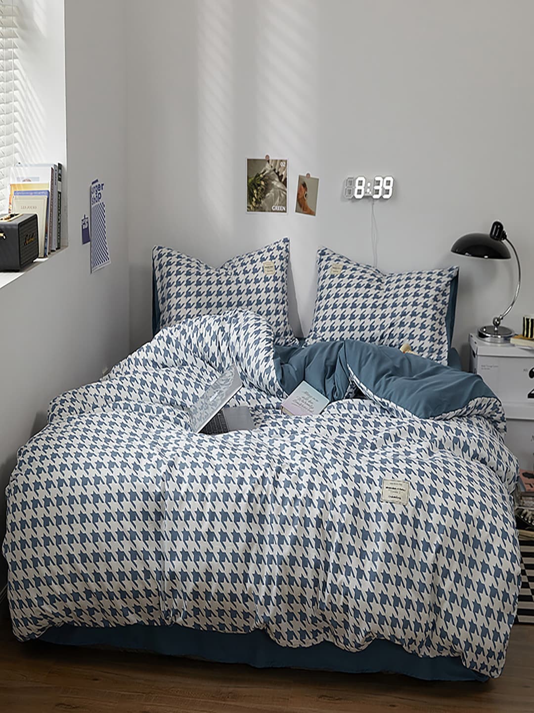 

JC HOME Blue & White 4 Pcs Geometric AC Room Double King Bedding Set