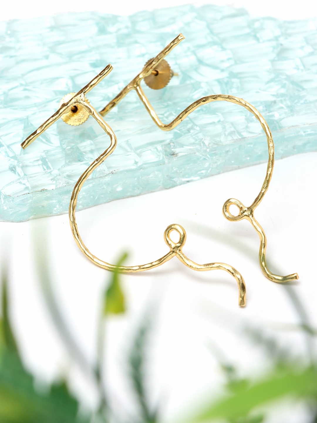 

Ozanoo Gold-Plated Contemporary Drop Earrings