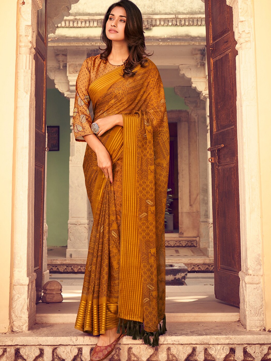 

Aarrah Floral Printed Striped Border Saree, Brown