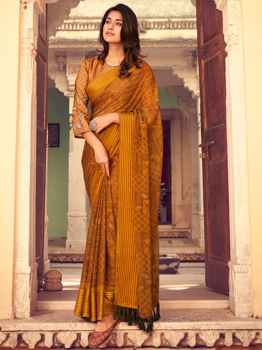 

Mitera Ethnic Motifs Printed Saree, Brown