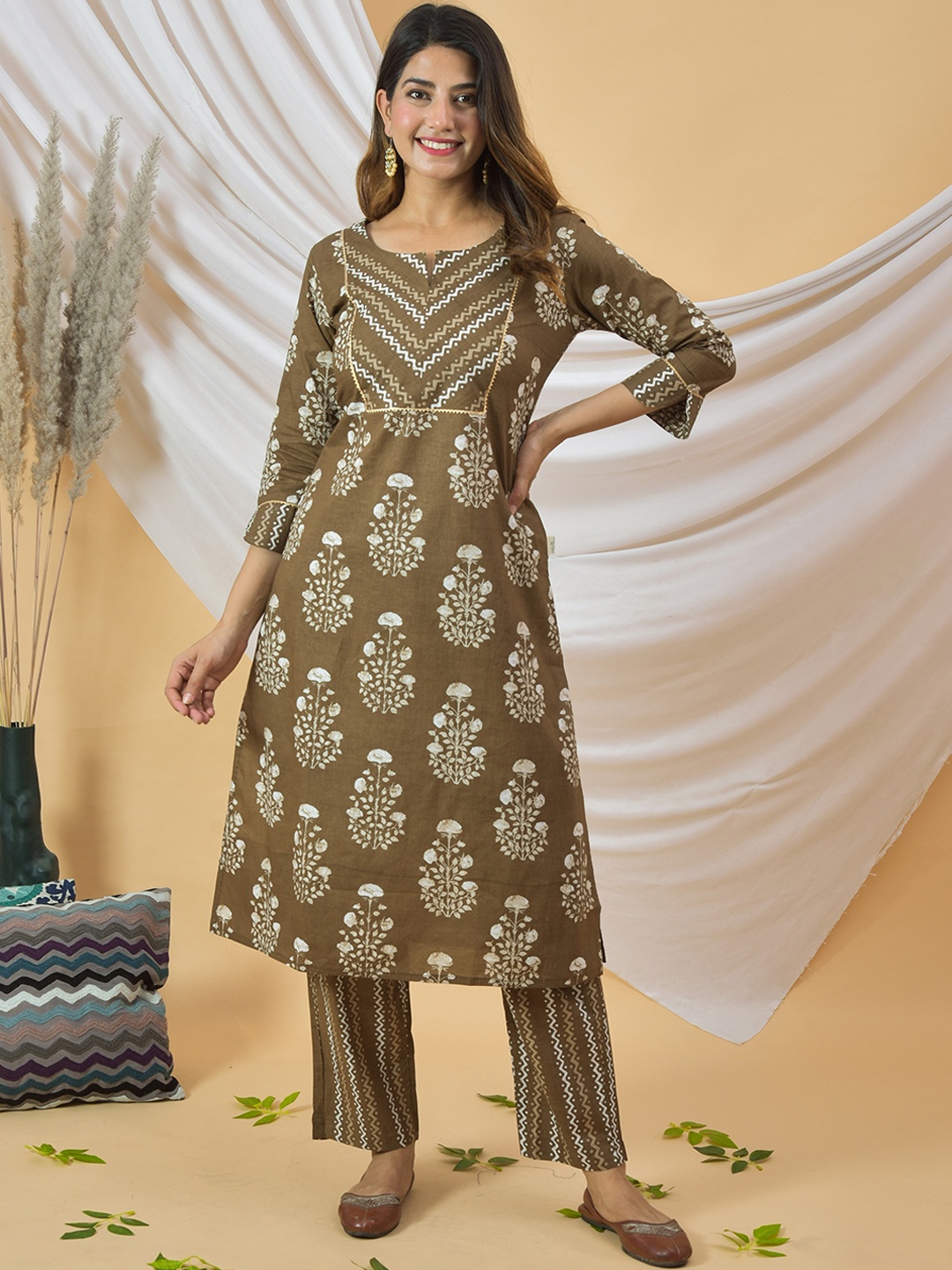 

LALI JAIPUR Floral Printed Regular Gotta Patti Straight Kurta With Trouser, Brown