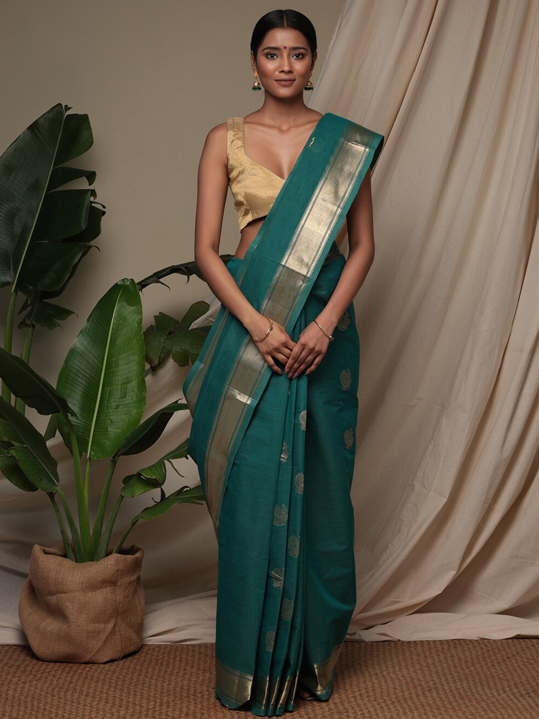 

Sutra Art of Clothing Woven Design Pure Cotton Saree, Green