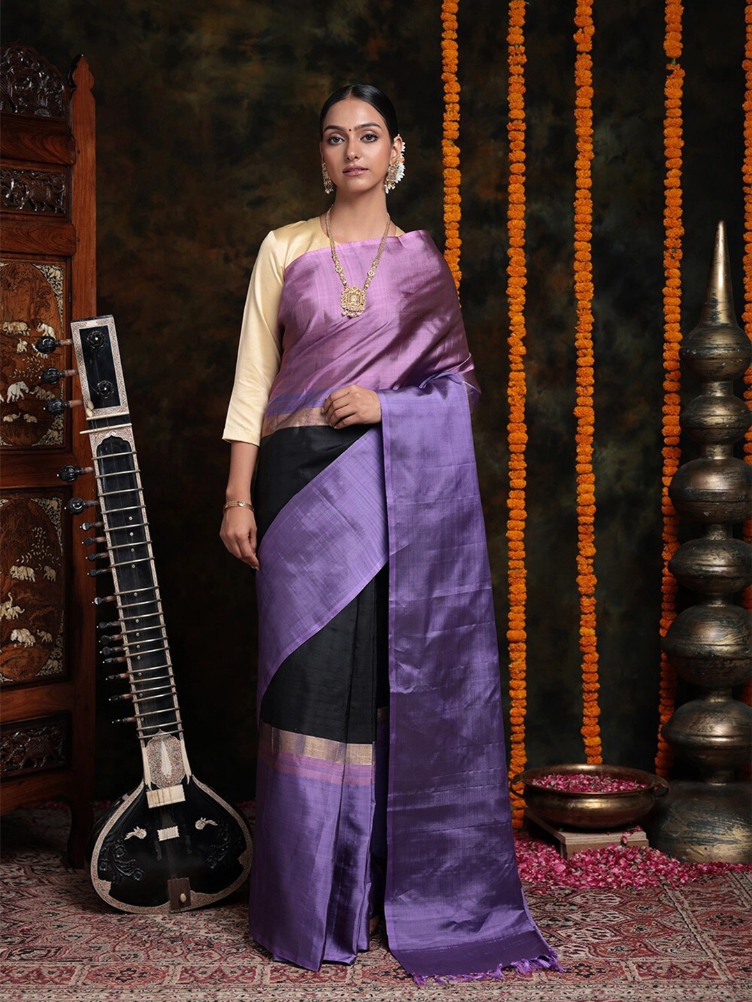 

Sutra Art of Clothing Colourblocked Pure Silk Saree, Black