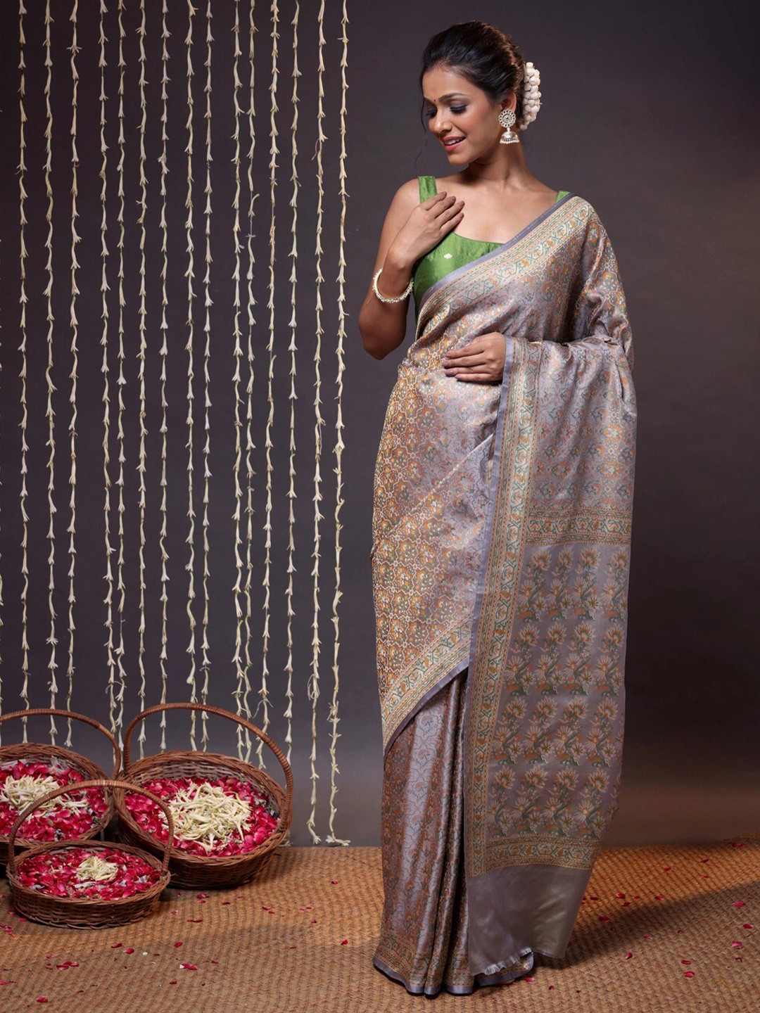 

Sutra Art of Clothing Ethnic Motifs Pure Silk Saree, Grey