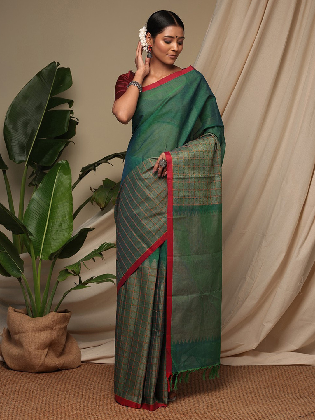 

Sutra Art of Clothing Checked Woven Design Pure Cotton Saree, Green
