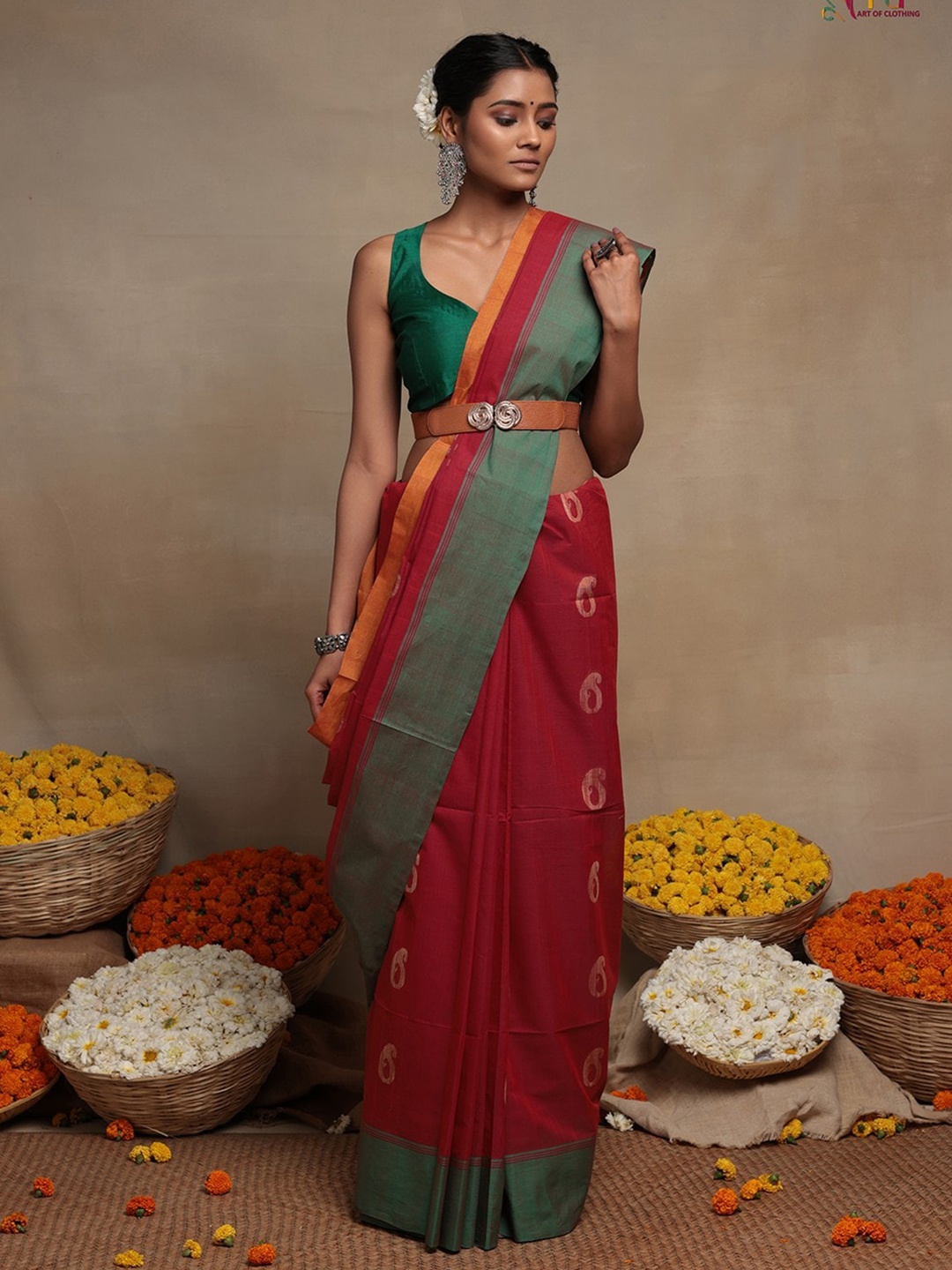 

Sutra Art of Clothing Ethnic Motifs Woven Design Pure Cotton Saree, Red