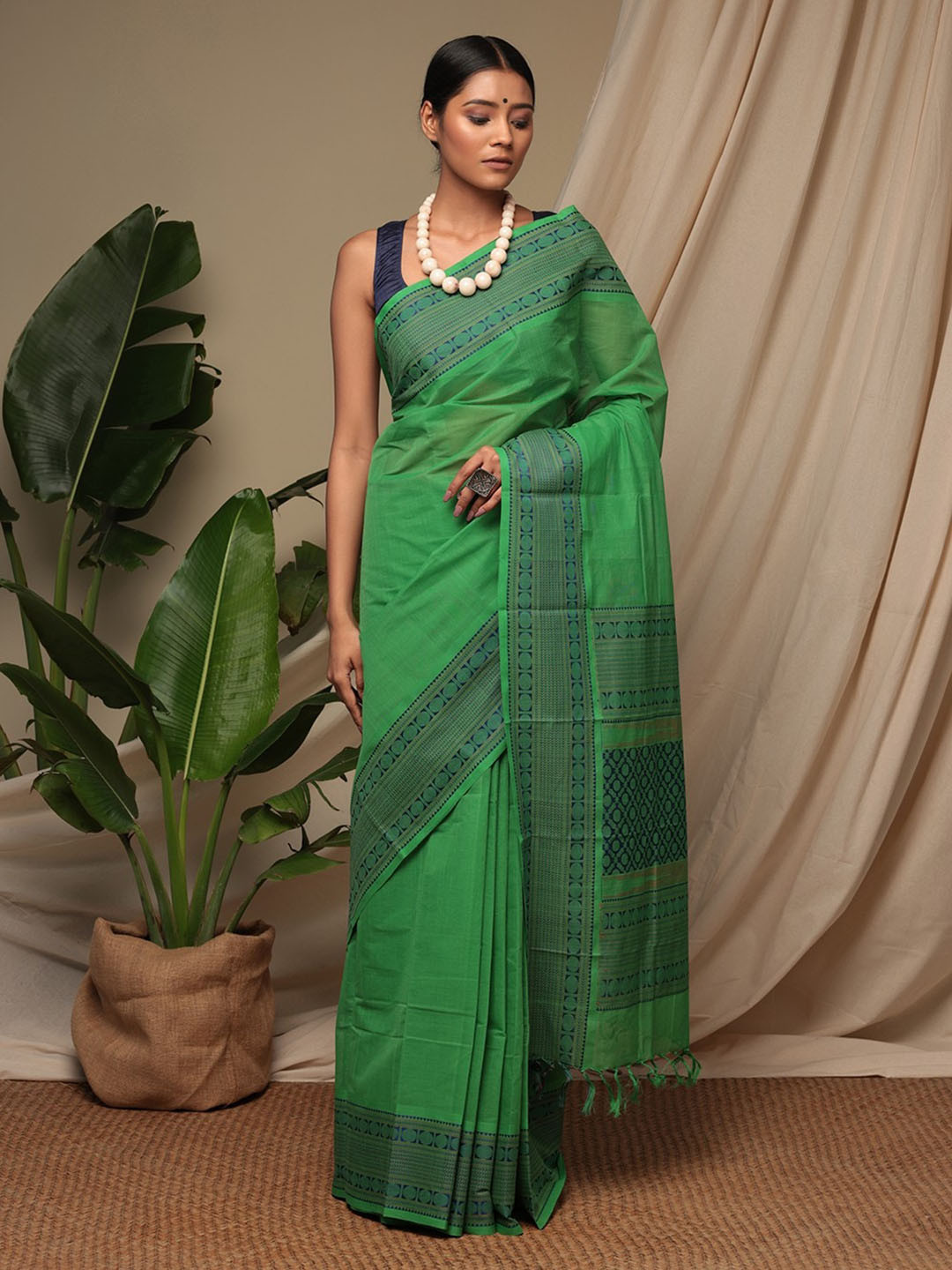 

Sutra Art of Clothing Ethnic Motifs Woven Design Pure Cotton Saree, Green