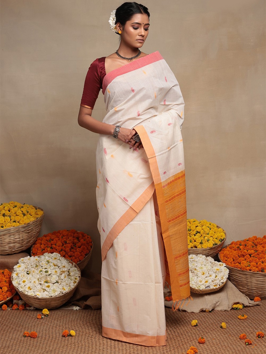 

Sutra Art of Clothing Ethnic Motifs Woven Design Pure Cotton Saree, White