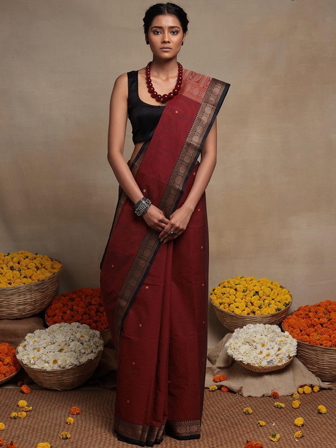 

Sutra Art of Clothing Ethnic Motifs Woven Design Pure Cotton Saree, Red