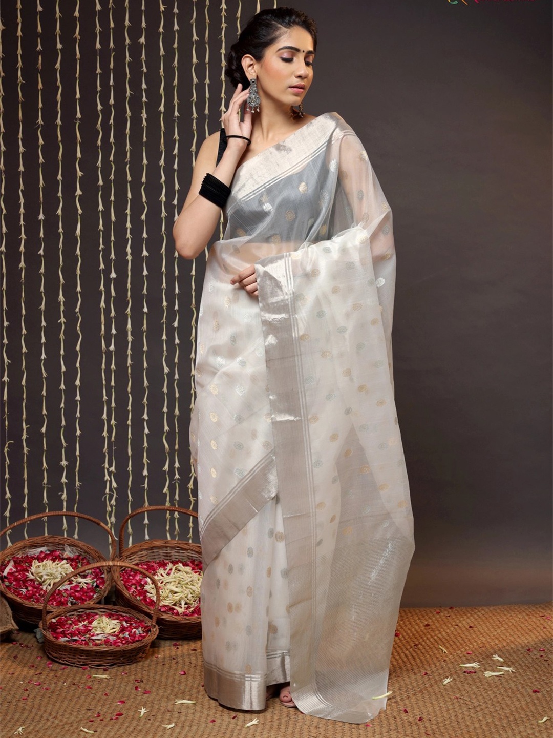 

Sutra Art of Clothing Ethnic Motifs Woven Design Zari Pure Silk Saree, White