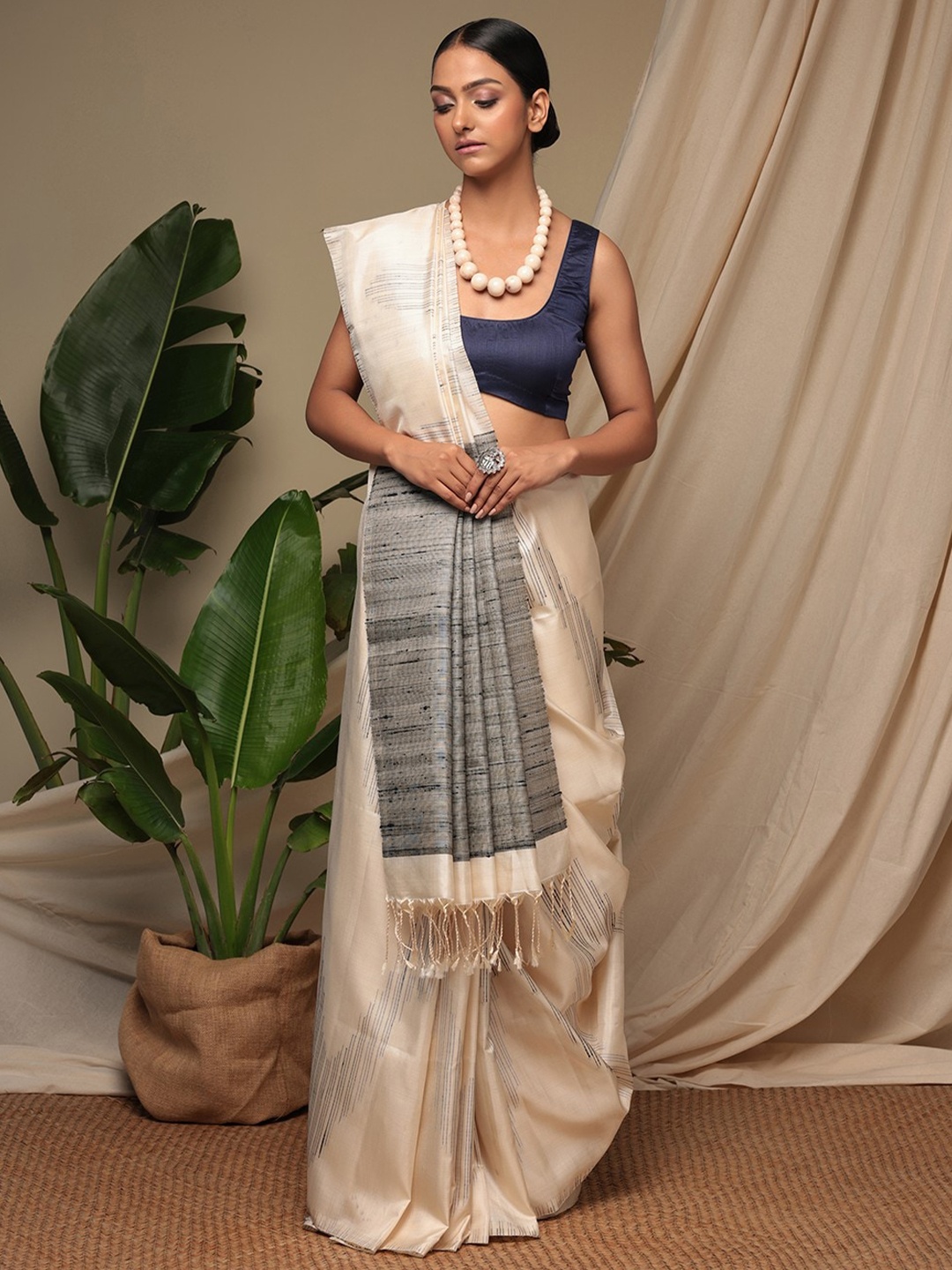 

Sutra Art of Clothing Woven Design Pure Silk Saree, White