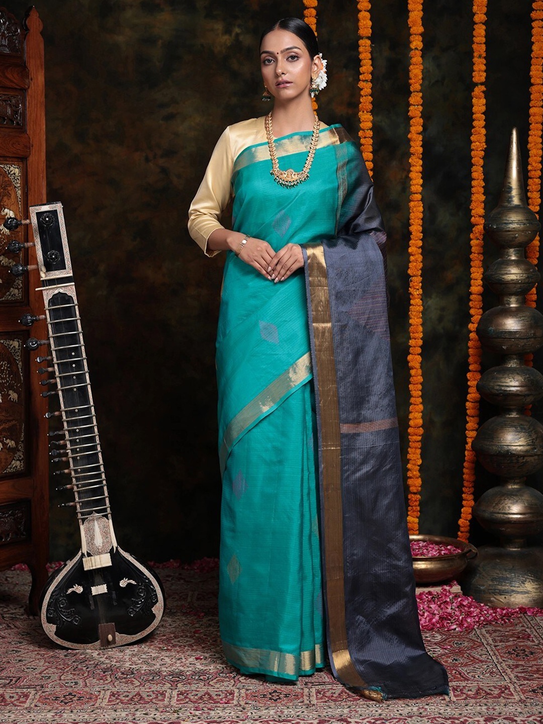 

Sutra Art of Clothing Woven Design Zari Pure Silk Saree, Green