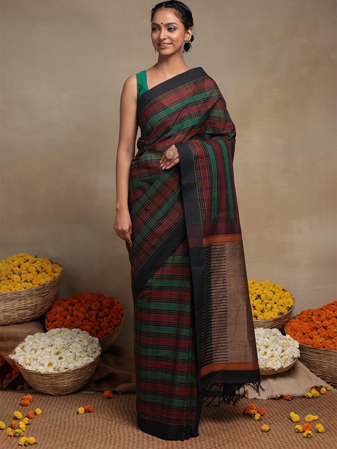 

Sutra Art of Clothing Woven Design Pure Cotton Saree, Black