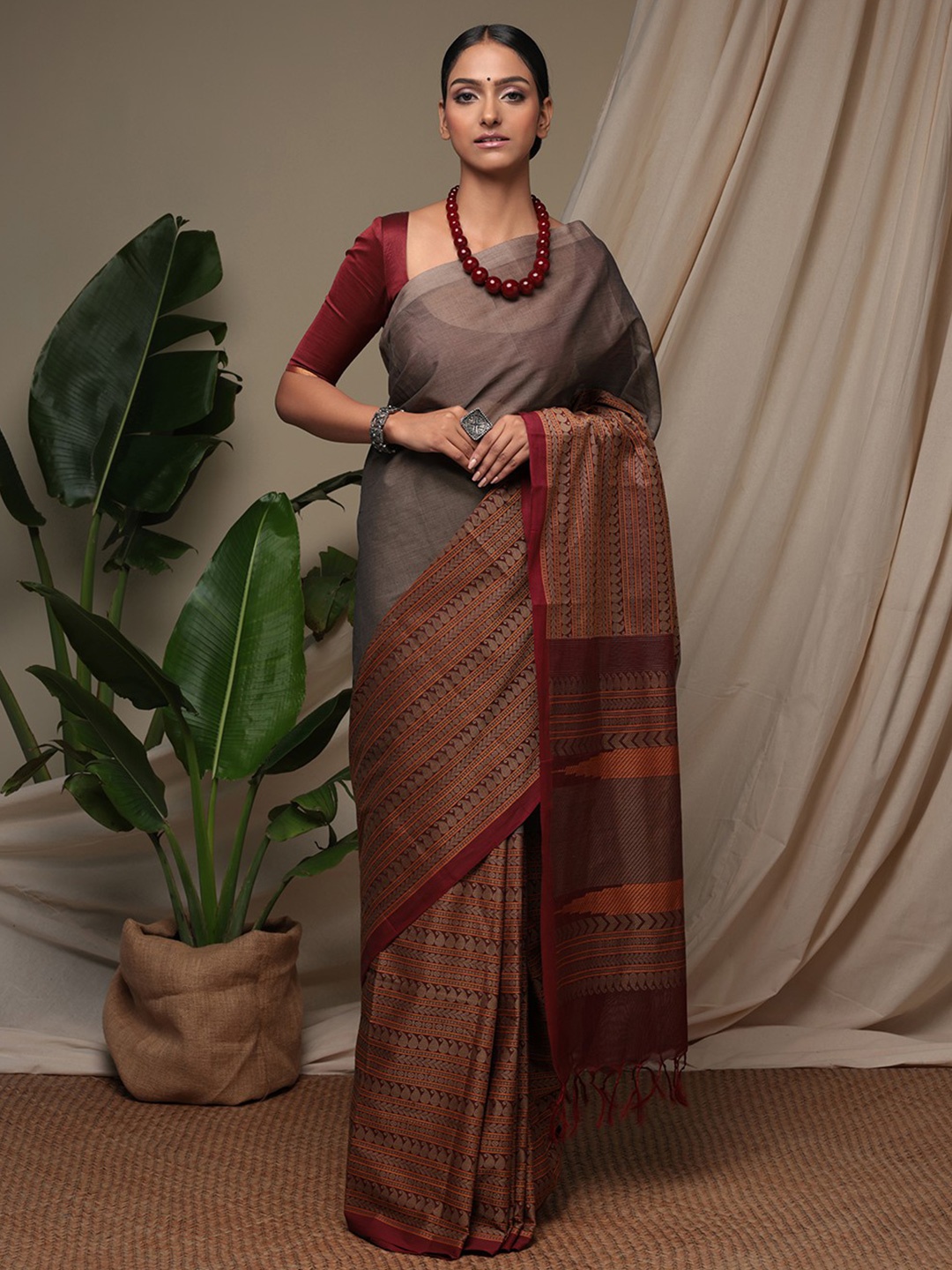 

Sutra Art of Clothing Ethnic Motifs Woven Design Pure Cotton Saree, Grey