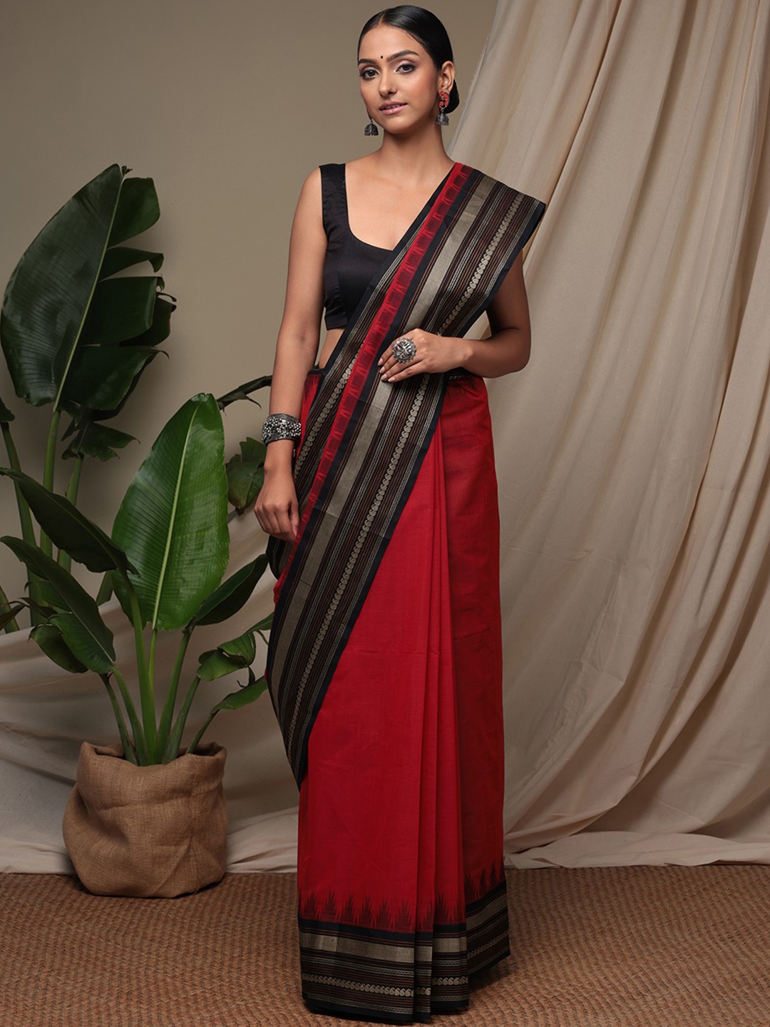 

Sutra Art of Clothing Pure Cotton Saree, Red