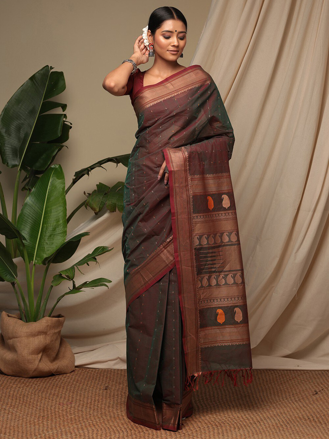 

Sutra Art of Clothing Woven Design Pure Cotton Saree, Green