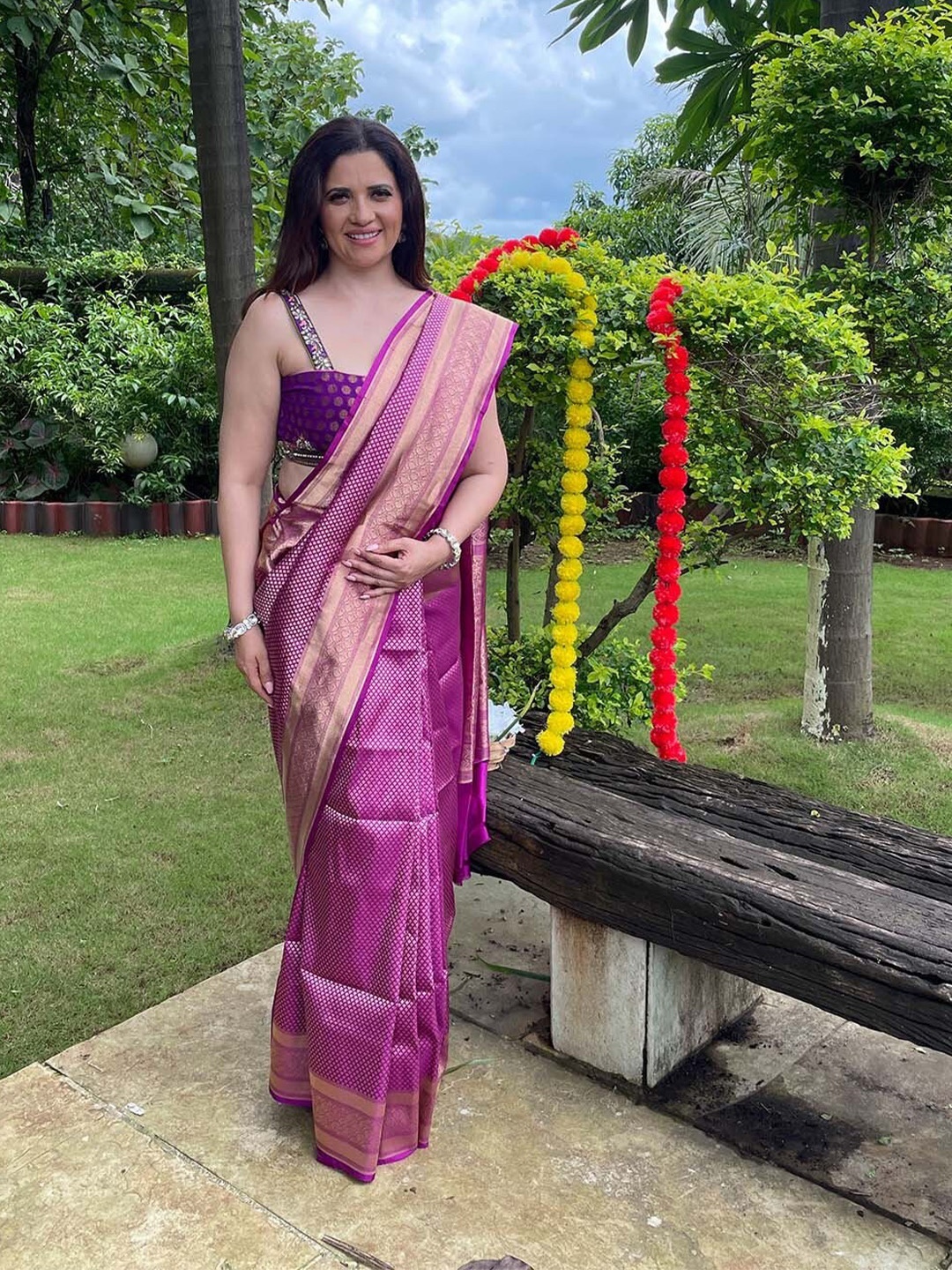 

Sutra Art of Clothing Woven Design Zari Pure Silk Saree, Burgundy