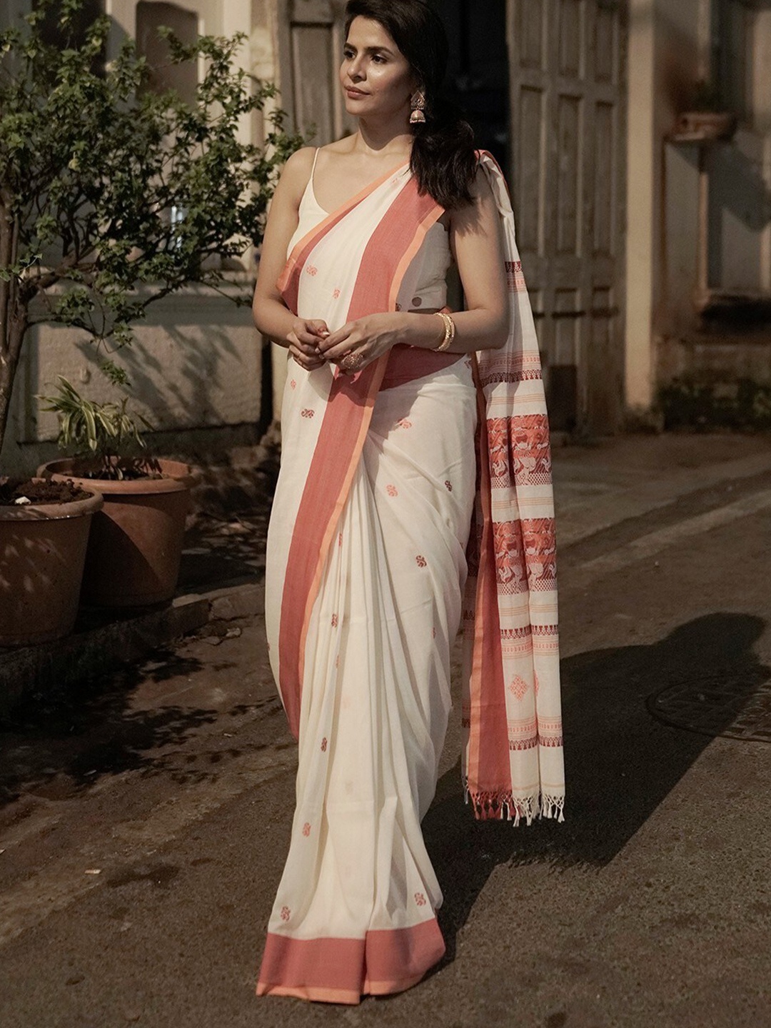 

Sutra Art of Clothing Woven Design Pure Cotton Saree, Cream