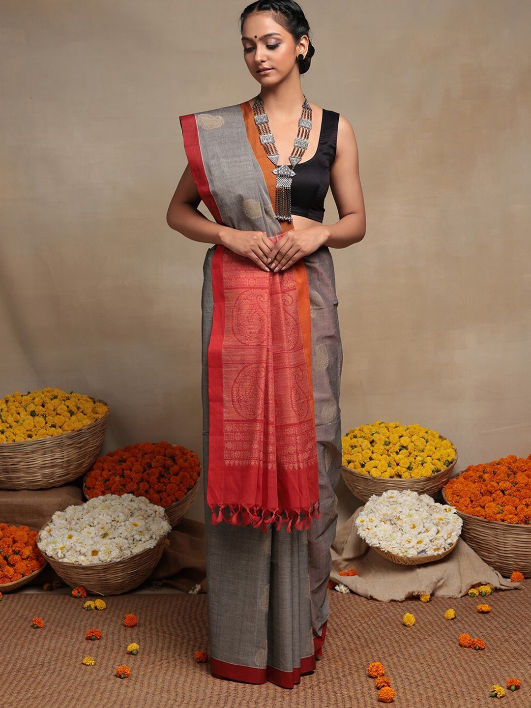 

Sutra Art of Clothing Woven Design Pure Cotton Saree, Grey
