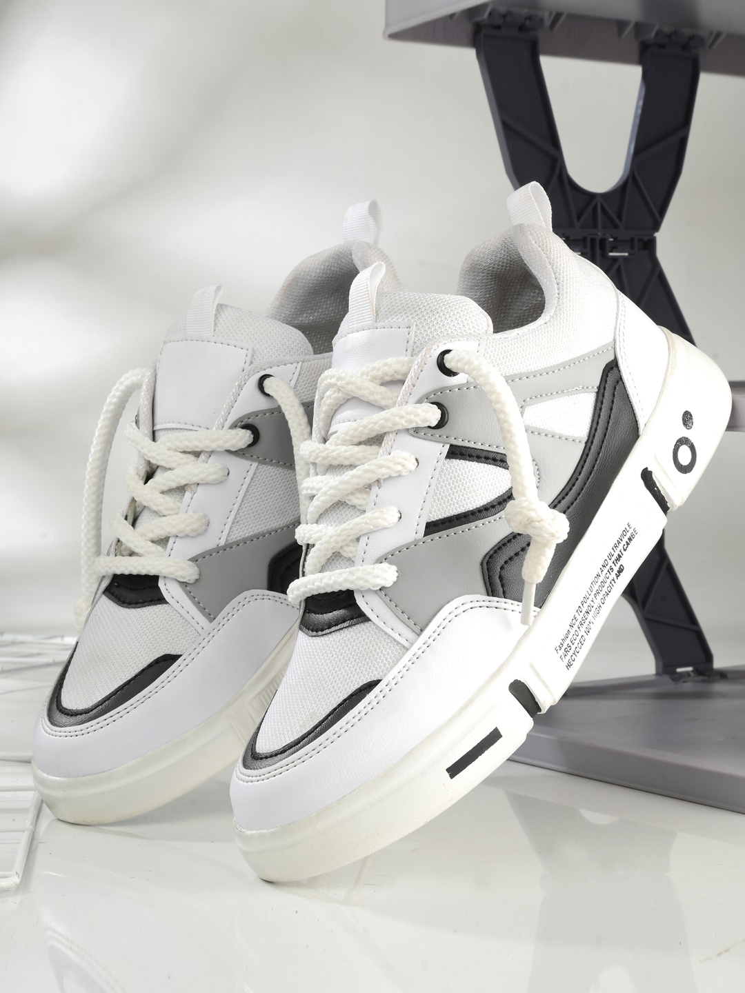 

KRAASA Men Colourblocked Round Toe Sneakers, White