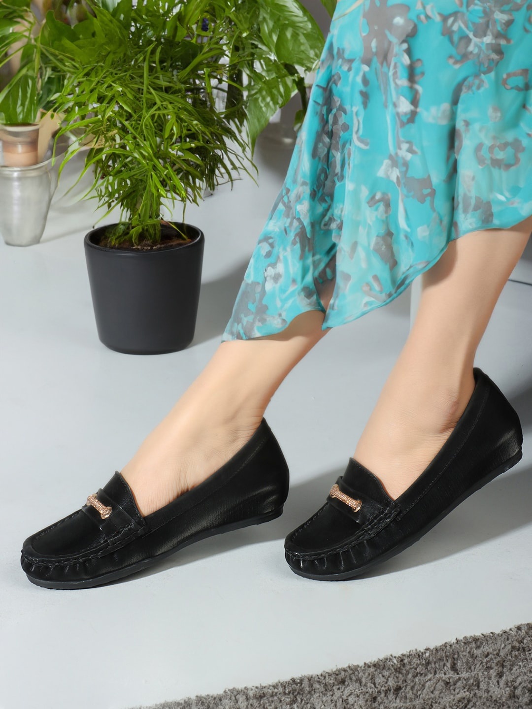 

Carlton London Women Round Toe Lightweight Loafers, Black