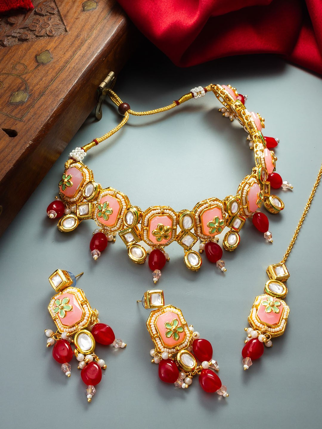 

aadita Gold-Plated Kundan Stones-Studded & Beaded Jewellery Set