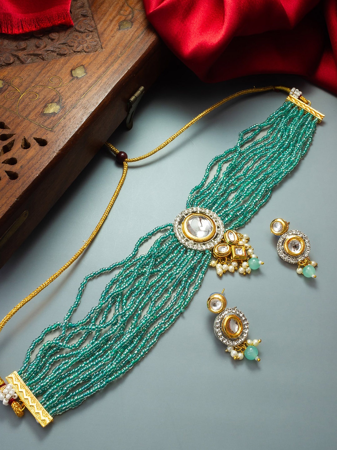 

aadita Gold-Plated Kundan-Studded & Beaded Jewellery Set